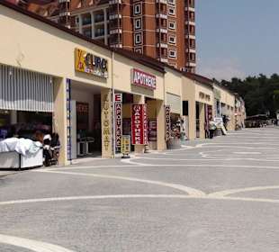 Ein Teil der neuen Einkaufsmeile in Kumköy fertig