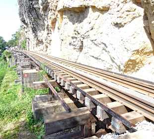Zu Fuß über das Tham-Krasae-Viadukt
