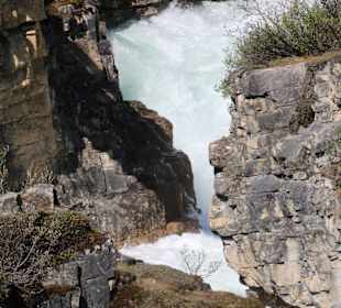 ....das Wasser drängt sich durch Engstellen!