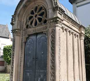 Eltville: im Kirchhof von St. Peter und Paul