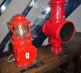 Exponate des maritimen Museums im Leuchtturm