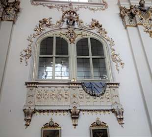 Logen im Langhaus der Kirche