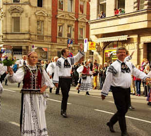 Begrüßungsgruppe mit traditioneller Brotübergabe