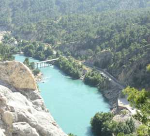 Blick von der Staumauer des Stausees