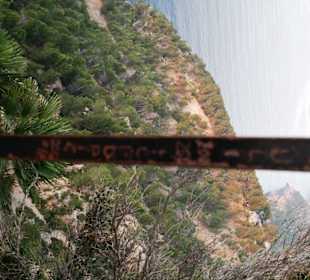 Piraten-Standort Geländer Inschriften