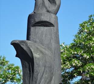 Ansichten des Denkmals "Madonna der Seefahrt"