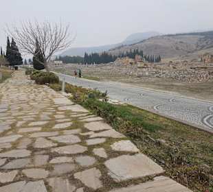 Der Hauptweg in Pamukkale 