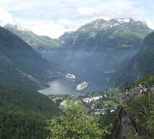 Geirangerfjord, unten die Costa Fortuna mit anderem