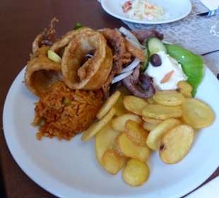 Helenateller mit Calimari und Gyros 12,50 €