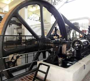 Alte Dampfmaschine zur Eisherstellung