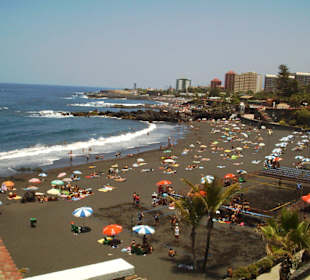 Der Strand unter dem Hotel