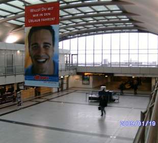 Abflughalle mit Blick in die andere Richtung