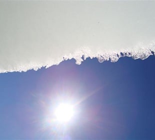 Sonne, Schnee und blauer Himmel
