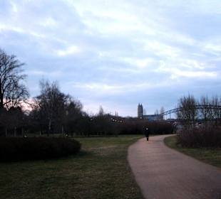 Blick in den Park und zur Altstadt