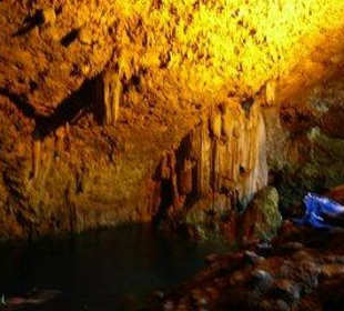 Badestop an einer Süßwasser-Grotte