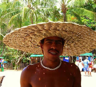 Junger Mann am Strand