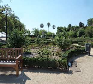 Skulpturen und Bänke zum verweilen