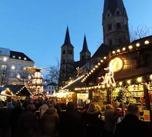 Im Hintergrund das Bonner Münster