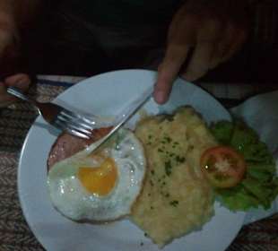 Leberkäs mit Kartoffelsalat und Spiegelei