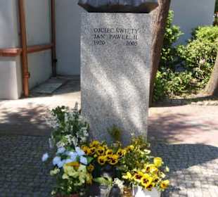 Johannes Paul II. vor Kościół pw. Chrystusa Króla