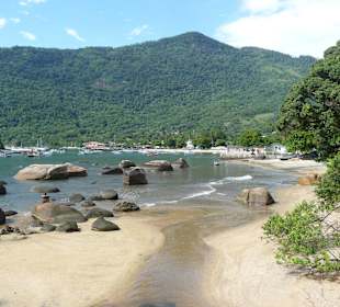 Abraao Strand und Ort im Hintergrund