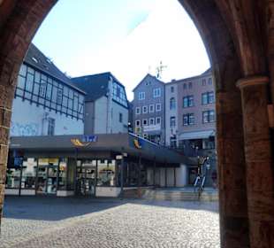 Blick durch die Arkaden auf den Markt