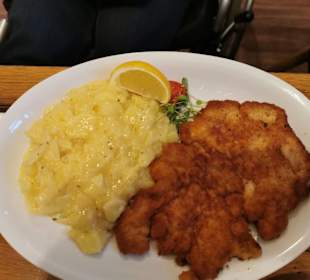 Schnitzel "Wiener Art", Kartoffelsalat 11,90 