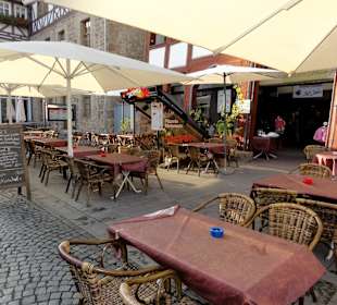 Tische vor dem Restaurant Taormina