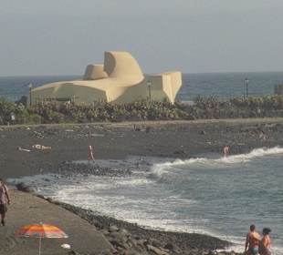 Playa Martianez mit Blick zu den Schwimmbädern