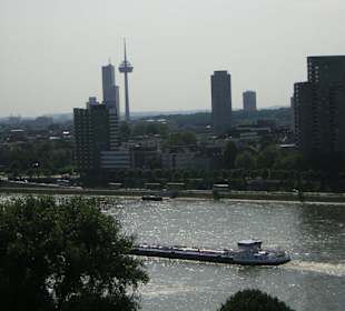Blick aus der Seilbahn durch die Scheibe