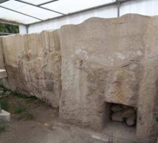 Überdachte Reliefs im Tempelkomplex