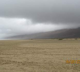 Strand von Cofete ,Wolken hängen im Berg fest  