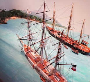 Segelschiffe vor tropischen Küsten