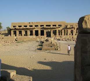 На территории храма