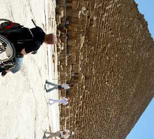 Pyramide mit Rollstuhlfahrer