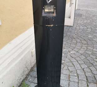 Aschenbecher vor dem Haupteingang