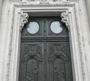 Am Eingang zum Berliner Dom