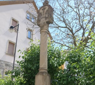 Bildstock mit Kreuzigungsgruppe