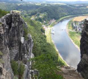 Blick vom Bastei-Massiv auf Elbe und Elbtal