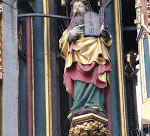 Figuren im Schönen Brunnen