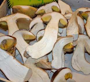 Frische Steinpilze auf dem Grünmarkt