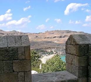 Blick durch die Zinnen auf den Strand von Lindos