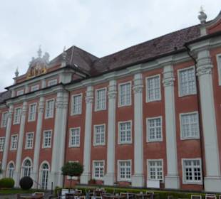 Neues Schloss: Blick vom Schlossgarten zum Schloss