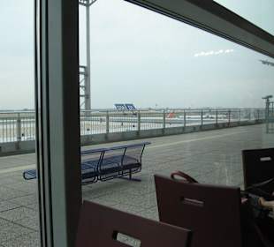 Blick auf Besucherterrasse von McDonalds