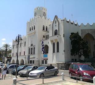 Kirche mit öffentlichen Ämtern