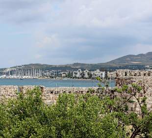 Blick von der Festung auf Kos Hafen mit 