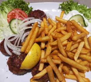 Kaftadakia mit Zaziki u. Pommes