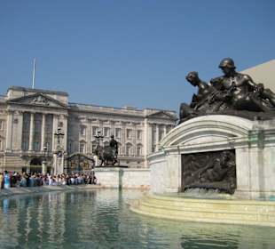 Victoria-Brunnen vor dem Palast