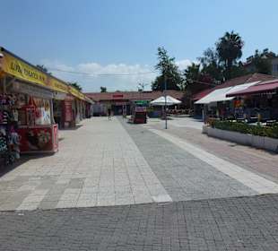 Einkaufsmöglichkeiten vor dem Hotel