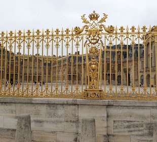 Das Schloss von der Straße gesehen